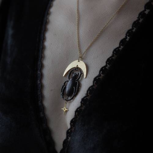 collier pendentif scarabée noir - style gothique