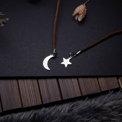 collier tour de cou en faux daim - pendentif  lune et étoile  en acier inoxydable