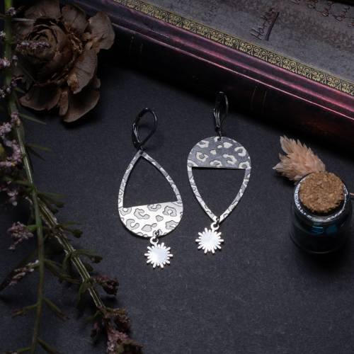 boucles d'oreilles asymétrique acier martelé style léopard