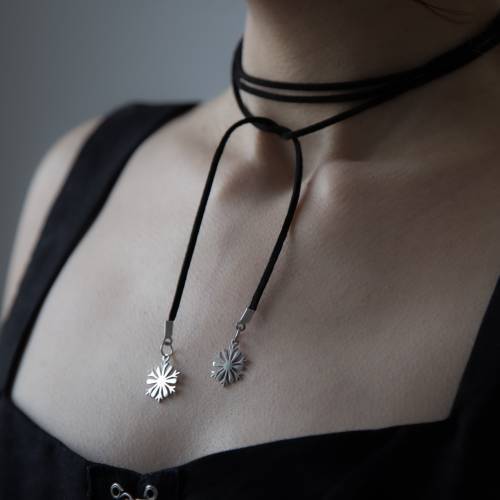 collier tour de cou en faux daim - pendentif  fleur en acier inoxydable