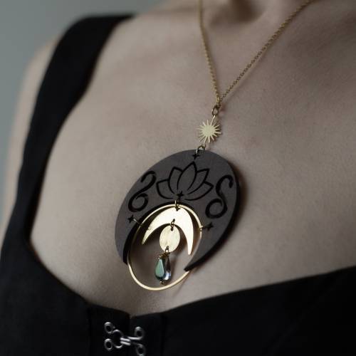 maxi collier pendentif nénuphar et lune en bois