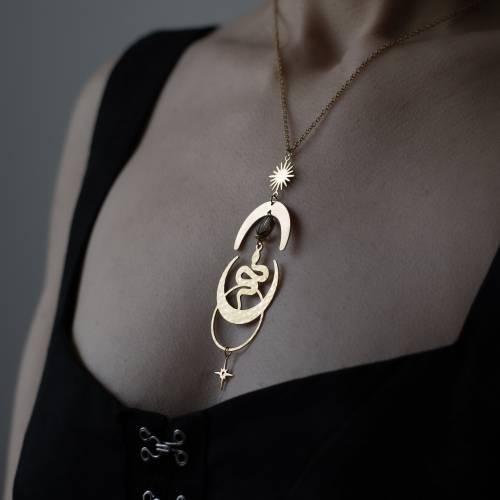 collier pendentif serpent et lune en laiton