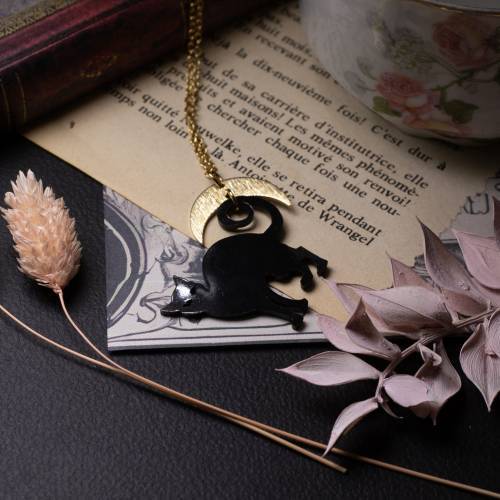 collier pendentif chat noir en acrylique et laiton