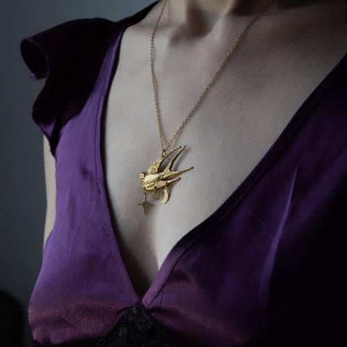 collier pendentif hirondelle  en laiton