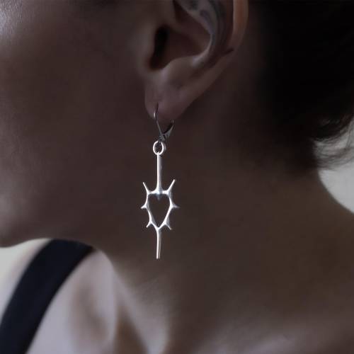 boucles d'oreilles simple coeur qui dégouline en metal et acier