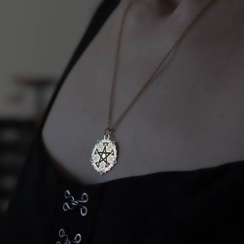 simple collier pendentif pentacle romantique et roses en  laiton