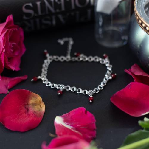 Bracelet - gourmette chaîne en acier inoxydable et perles : les larmes de Dracula