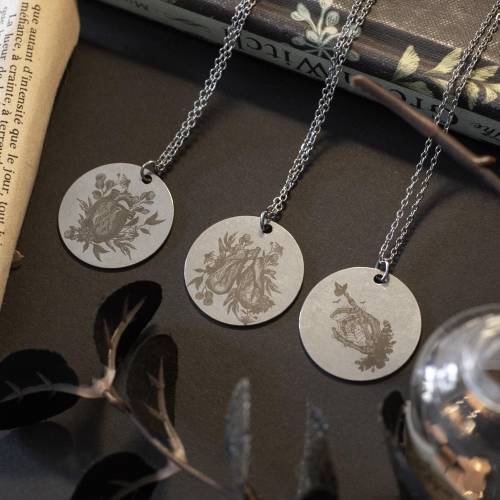 collier pendentif ras de cou médaillon horreur, printemps - gravé