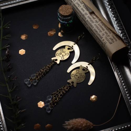 boucle d’oreille féeriques gothiques inspiration contes, bonbon et tête de mort