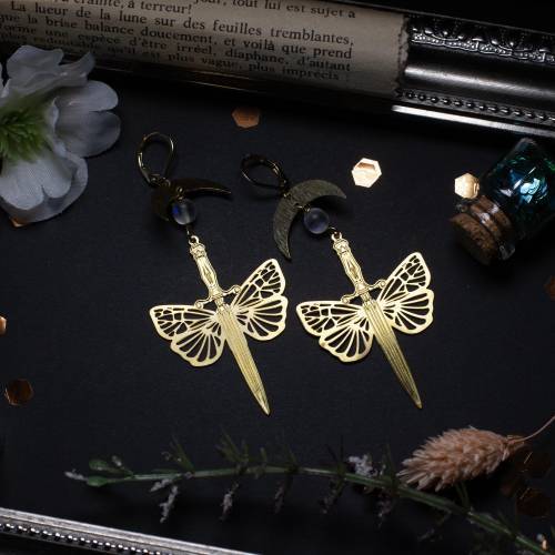 boucles d'oreilles ailes de papillon et épée