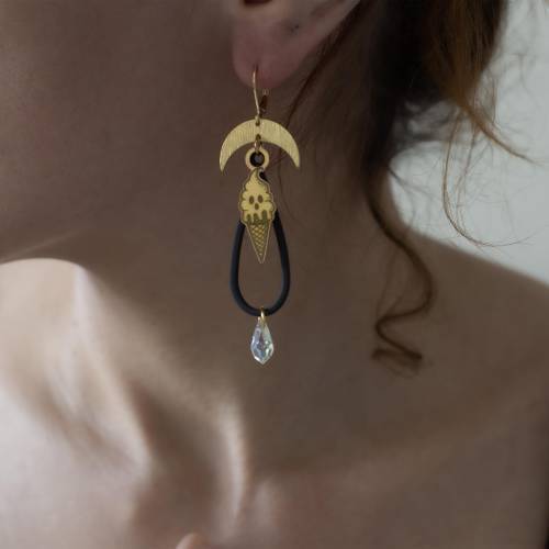Boucles d’oreilles Fantôme Brûlant – Cône de glace, boule fantôme, lune, créole noire et perles transparentes