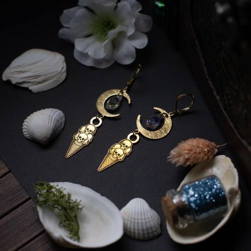 Glace à la Faucheuse – Boucles d’oreilles lune, cône de glace et crâne – laiton