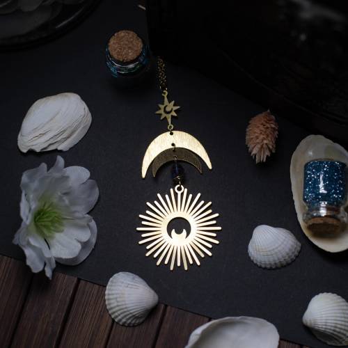 Lune Solaire – Collier pendentif en laiton doré | Bijou céleste pour créature lunaire & solaire