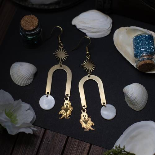 Boucles d’oreilles Happy Hour Hanté – Fantôme au cocktail, mini soleil et perle nacrée