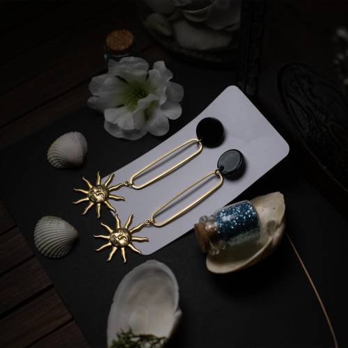 Inferna Solaria – Boucles d’oreilles soleil doré en laiton  sur puces noires
