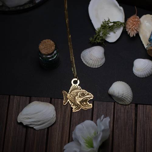 Pendentif Piranha Club – Collier laiton et acier- poisson-gothique