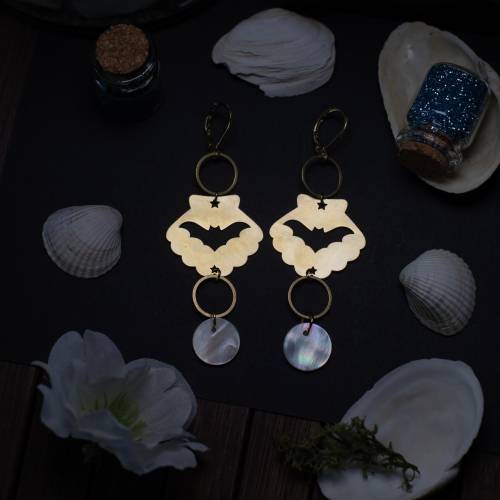 Boucles d’oreilles Perles du Néant – Coquillage doré, chauve-souris & perle nacrée