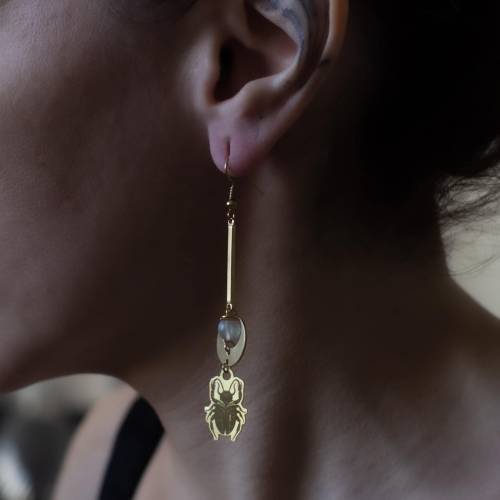 Boucles d’oreilles “Archiviste Lunaire” – Scarabées et lune, perle blanche – Bijoux gothiques en édition unique
