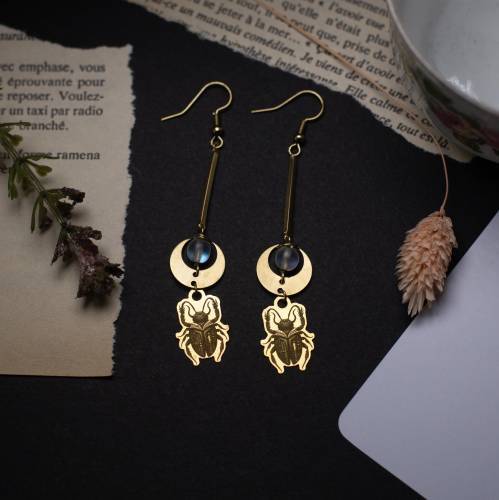 Boucles d’oreilles “Archiviste Lunaire” – Scarabées et lune, perle blanche – Bijoux gothiques en édition unique