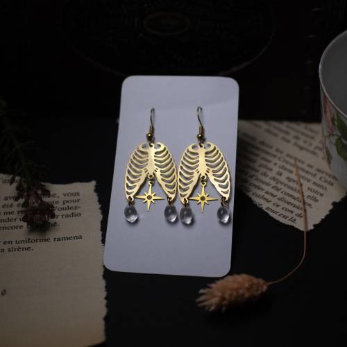 Boucles d’oreilles gothiques “Thorax Mystica” – squelette, perles blanches et étoile – style dark academia