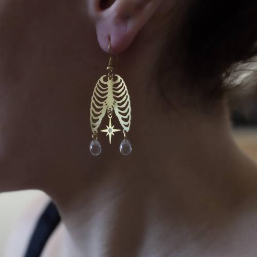 Boucles d’oreilles gothiques “Thorax Mystica” – squelette, perles blanches et étoile – style dark academia