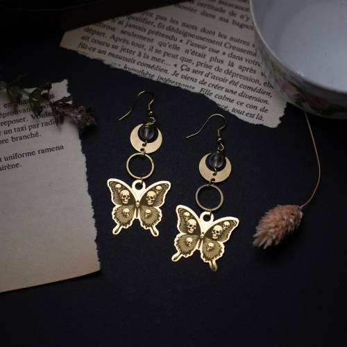 Boucles d’oreilles Chrysalide Macabre – Papillons tête de mort – Bijoux gothiques uniques