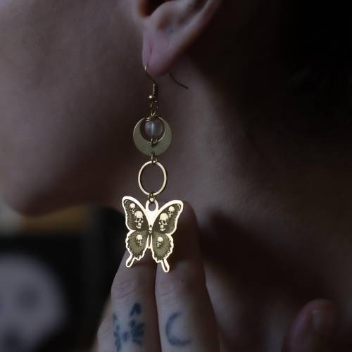 Boucles d’oreilles Chrysalide Macabre – Papillons tête de mort – Bijoux gothiques uniques