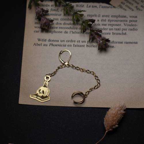 Lecture Interdite — Ear Cuff Crâne & Livre Suspendu | Bijou Gothique Dark Academia