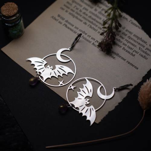 Boucles d’oreilles “Noctule Rose” – créoles chauve-souris, lune et perle rose – style gothique dark academia
