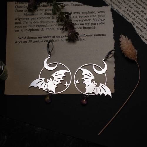 Boucles d’oreilles “Noctule Rose” – créoles chauve-souris, lune et perle rose – style gothique dark academia