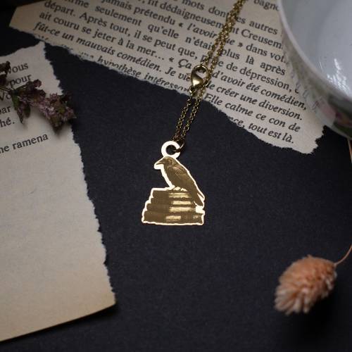 Sombre Grimoire – Pendentif corbeau sur des livres –laiton et acier - dark academia - goth