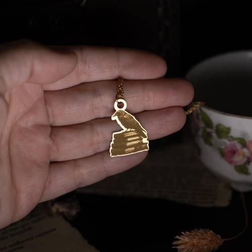 Sombre Grimoire – Pendentif corbeau sur des livres –laiton et acier - dark academia - goth