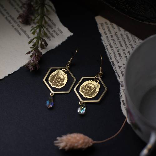 Requiem en Chandelle – Boucles d’oreilles crâne, bougie et perle blanche en laiton