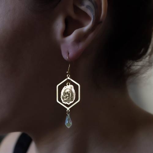Requiem en Chandelle – Boucles d’oreilles crâne, bougie et perle blanche en laiton