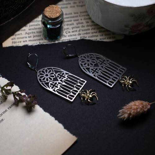 Toile de Vitrail — Boucles d’Oreilles Gothiques Style Cathédrale avec Araignées en Laiton & Acier Inoxydable