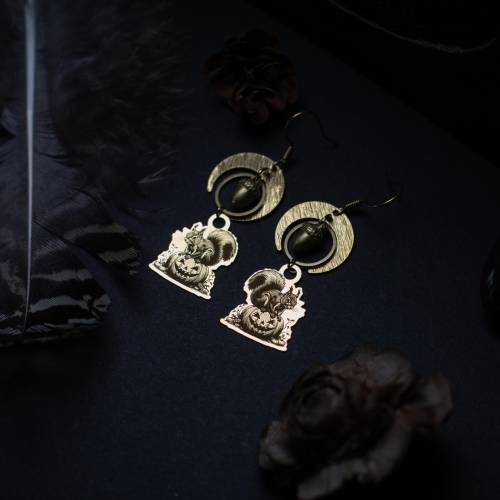 GrimSquirrel – Boucles d’oreilles Écureuil sombre sur citrouille, lune et noisette pendante – Bijoux gothique automne