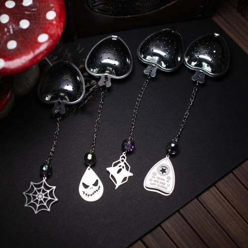 Infusions Hantées – Boules à Thé Fantaisie Halloween | 4 Modèles : Toile d’Araignée, Ouija, Fantôme & Tête Méchante