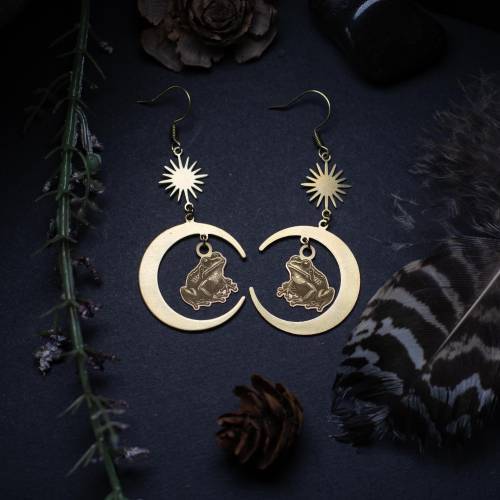 Lune des Marais – Boucles d’Oreilles Pendantes | Crapauds et Demi-Lunes | Bijou automne, gothique poétique