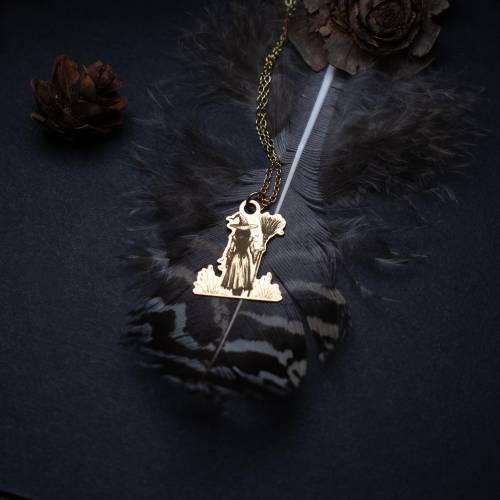 Balai des Ombres – Pendentif Sorcière de Dos | Bijou Gothique, Magique et Mystérieux